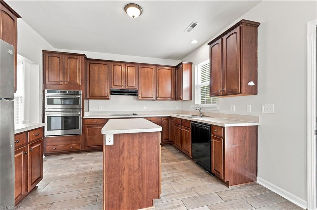 Kitchen and breakfast area